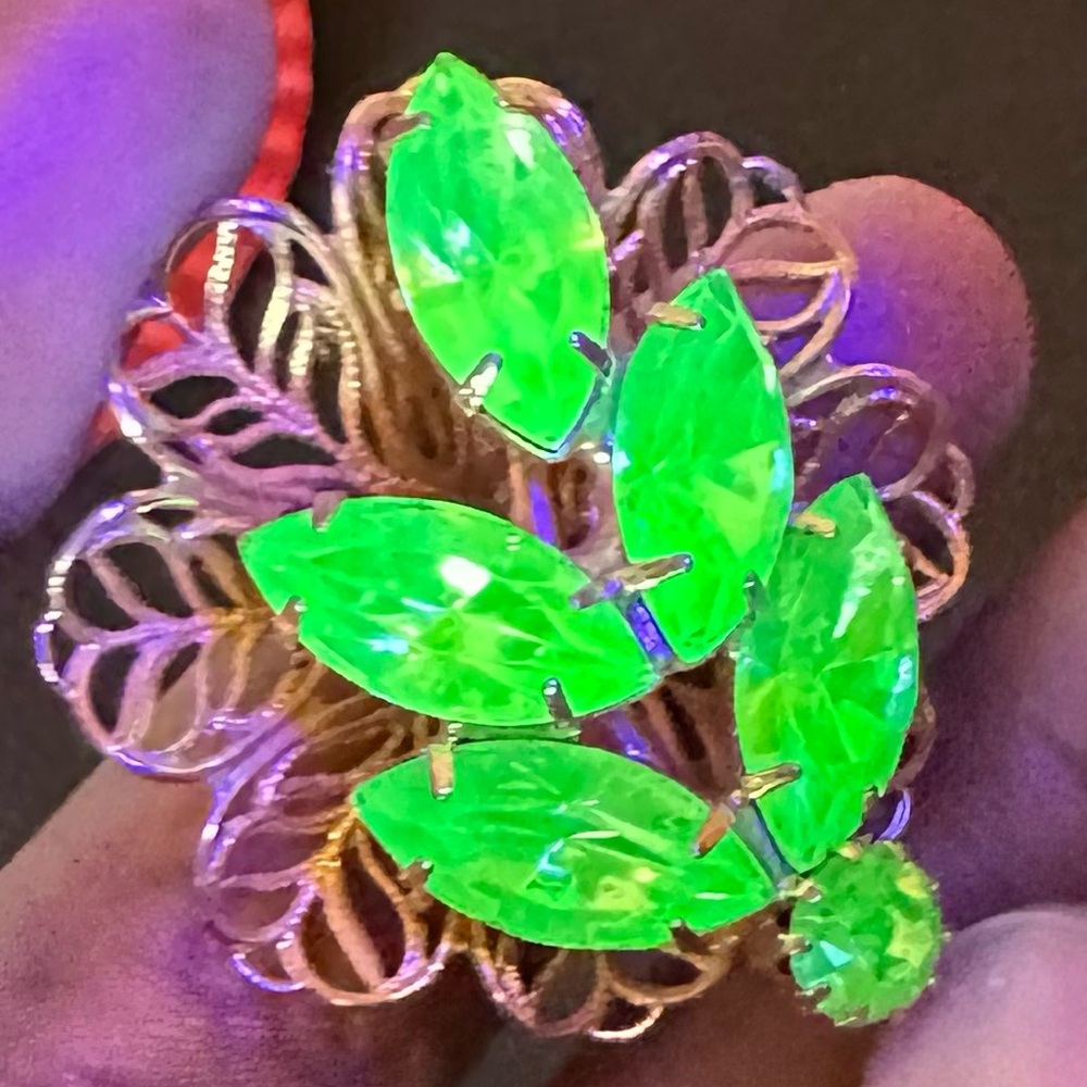 Vintage Floral 1960s Uranium Glass Gold Tone Filigree Brooch - Picture 6 of 6